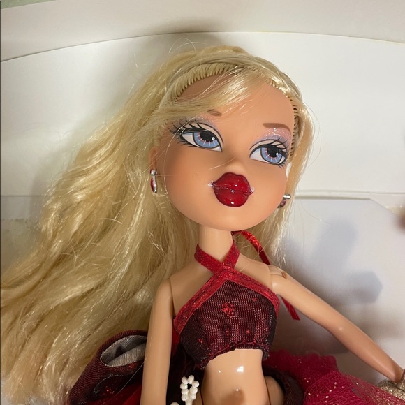 Bratz Winter Ball Beauty Cloe with box - Picture 2 of 6